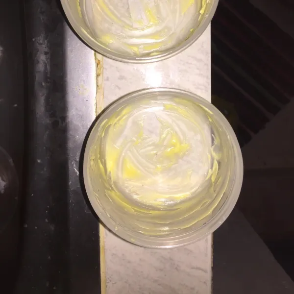 Siapkan wadah dan olesi pinggirannya dengan mentega.