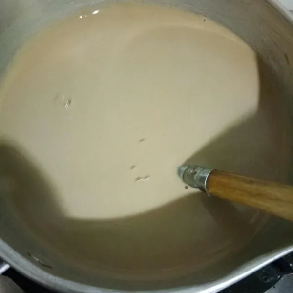 Masukkan ke dalam panci: 1 sachet agar-agar plain, 3 sachet nescafe, 700 ml susu cair, dan 5 sdm gula pasir. Aduk rata, masak hingga mendidih. Biarkan uap panasnya hilang.
