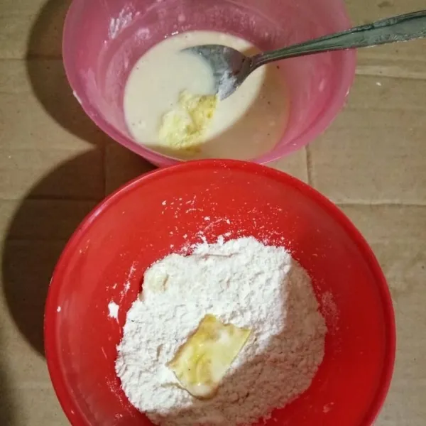 Ambil potongan dadar, celupkan ke adonan basah, kemudian gulingkan ke tepung pelapis kering hingga rata.