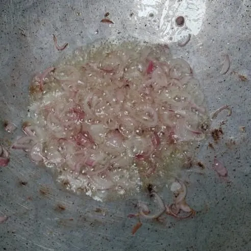 Tumis bawang merah hingga harum.