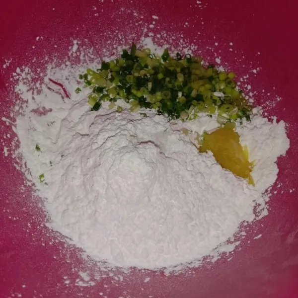 Dalam wadah masukkan tepung tapioka, bawang putih halus, rajangan bawang prei, dan garam.