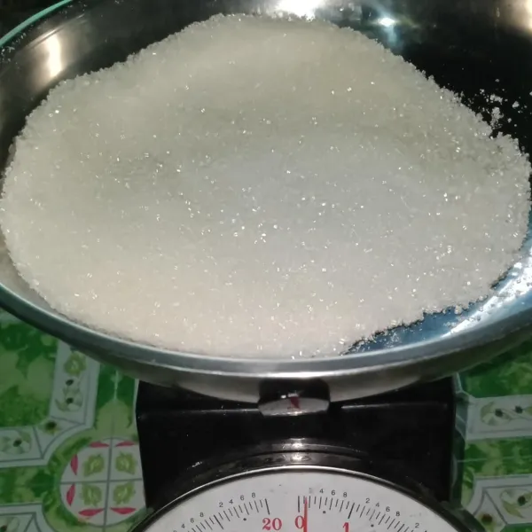Timbang gula sebanyak 100 gram.