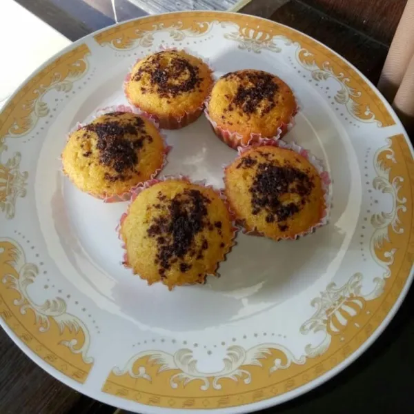 Setelah matang keluarkan muffin dari cetakan dan sajikan.