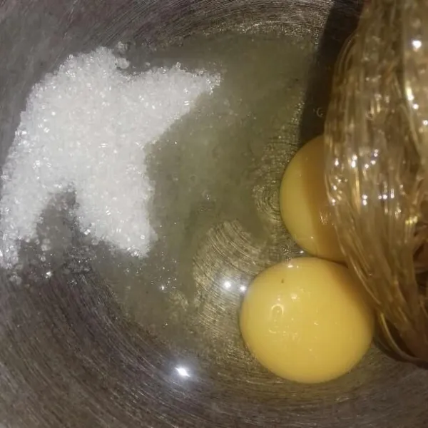 Kocok telur dan 20 gr gula hingga tercampur rata, dan gula larut.