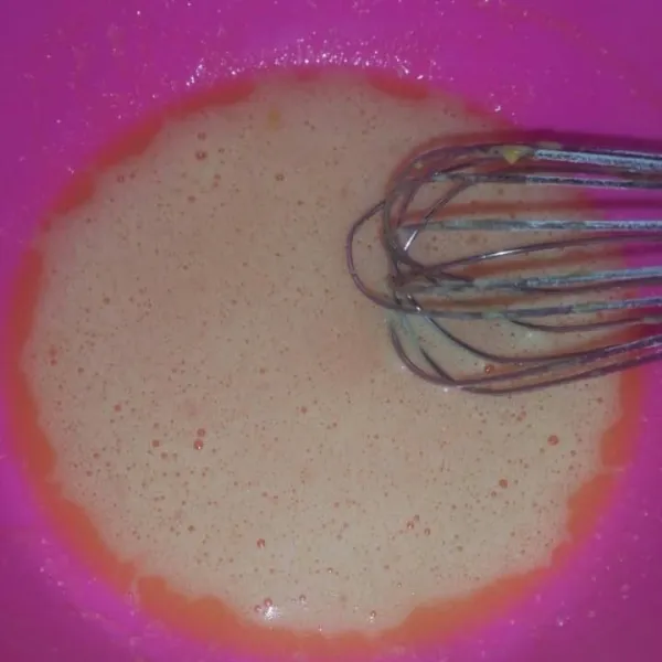 Siapkan wadah kocok menggunakan whisk gula dan telur sampai berbusa dan gula larut.