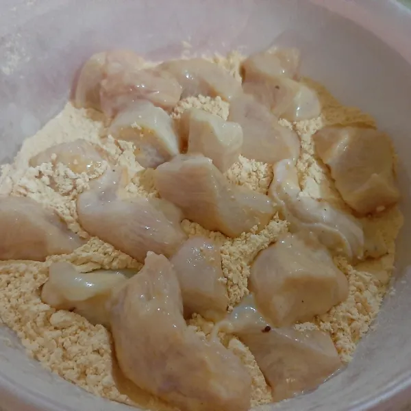 Masukkan ayam dalam bahan kering, pijat-pijat hingga terbaluri dengan sempurna.