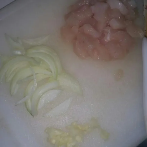 Bersihkan dada ayam, potong-potong daging ayam, bawang bombay, dan bawang putih.