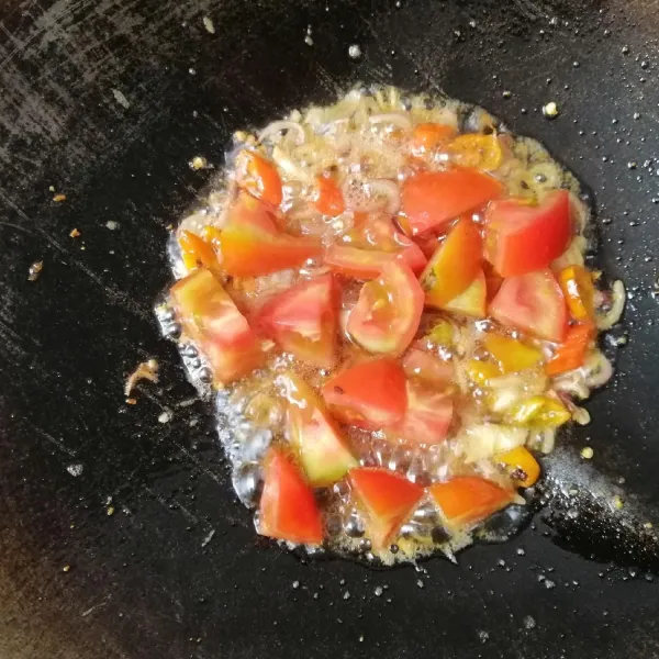 Setelah harum masukkan tomat, masak hingga tomat layu, dan mengeluarkan air agar tidak cepat basi.