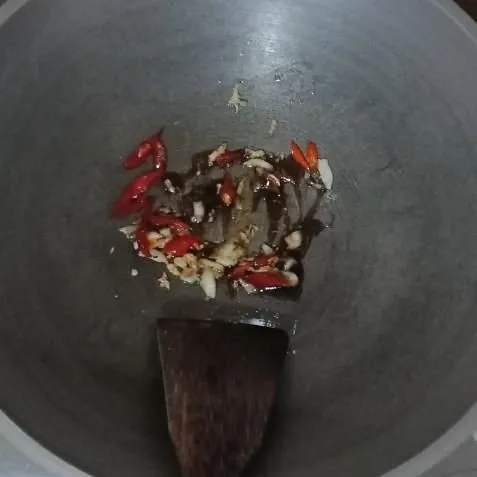 Tumis bawang putih dan cabai sampai layu, lalu masukkan saus tiram, aduk sebentar.