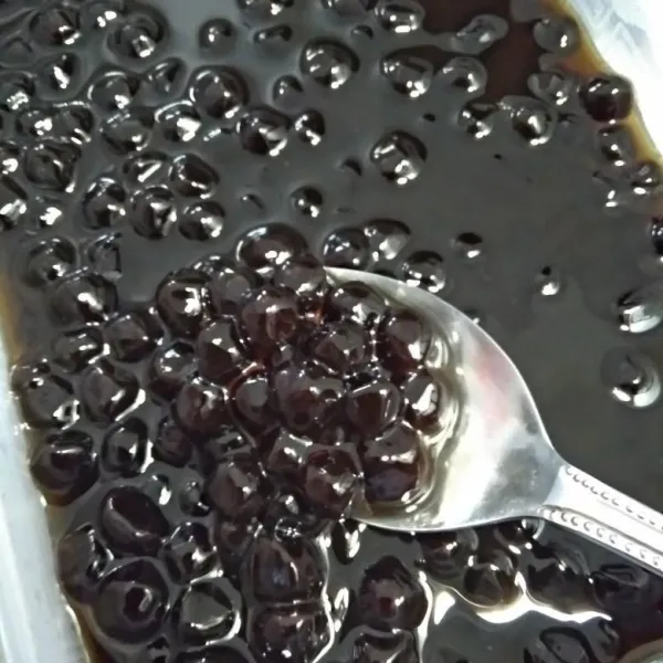 Masak gula merah hingga larut, lalu masukkan boba.