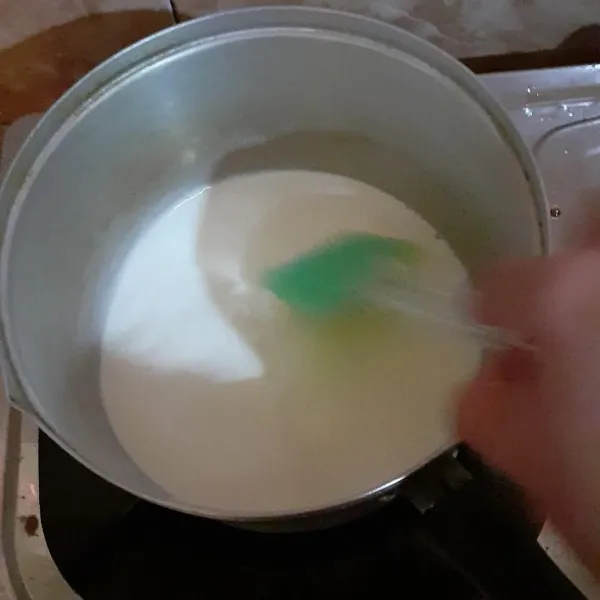 Masukkan susu segar, vanilli, dan skm ke dalam panci, panaskan sampai mendidih.
