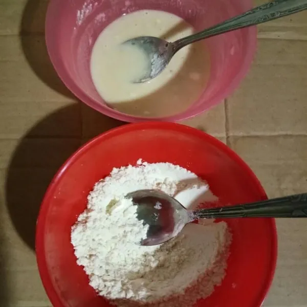 Campur tepung terigu, 1/4 sdt merica, dan 1/2 sdt kaldu bubuk, aduk rata, kemudian ambil 1 sdm campuran tepung, tambahkan air, aduk rata. Sehingga ada 2 tepung pelapis yaitu basah dan kering.