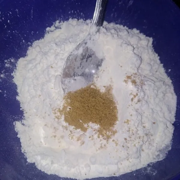 Aduk bahan kering hingga rata.