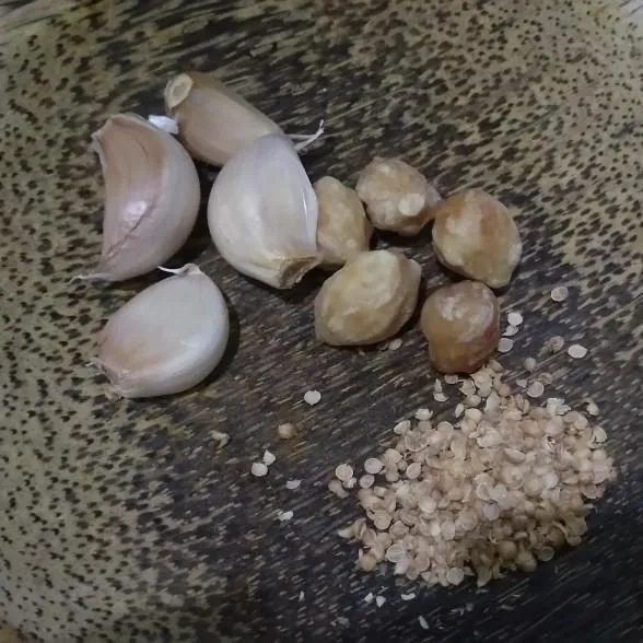 Siapkan bahan bumbu kemudian haluskan bumbu.