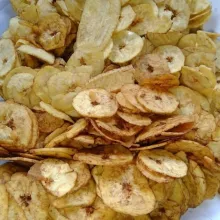 Sajikan keripik pisang.