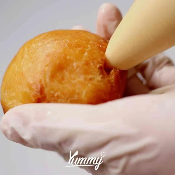 Assembling: lubangi donut dengan pisau di kedua sisi, kemudian beri isian vla diploma caramel. Pastikan terisi penuh. Lakukan hingga semua donut habis.