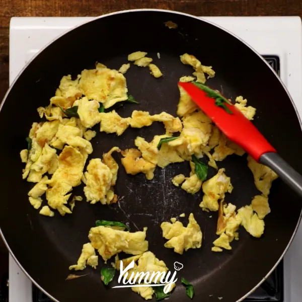 Siapkan telur yang sudah dikocok, beri garam dan merica. Lalu orak-arik di telfon dan tambahkan daun basil secukupnya.