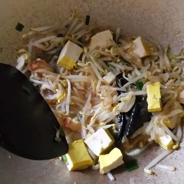 Masukkan taoge dan tahu ke dalam wajan, tumis hingga taoge layu, tambahkan garam, gula, dan merica. Jika rasa sudah pas, masakan siap disajikan.