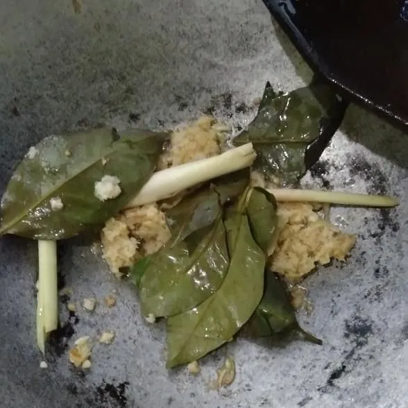 Tumis bumbu halus beserta daun salam dan serai.