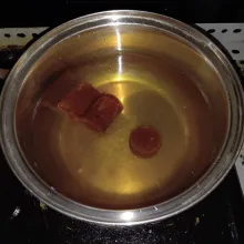 Masak 75ml air, gula merah, garam, dan vanili bubuk atau daun pandan diatas api sedang kecil, tinggalkan terlebih dahulu.