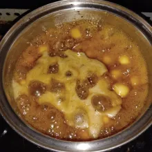 Kemudian masukkan ke dalam campuran air dan gula merah yang sedang dimasak di atas api sedang, lakukan sampai adonan habis.