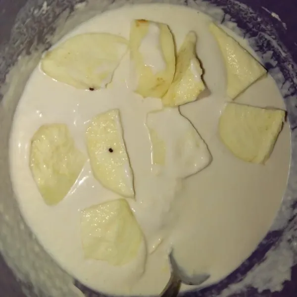 Masukkan potongan ubi ke dalam adonan tepung, pastikan ubi terbalut adonan tepung dengan sempurna.