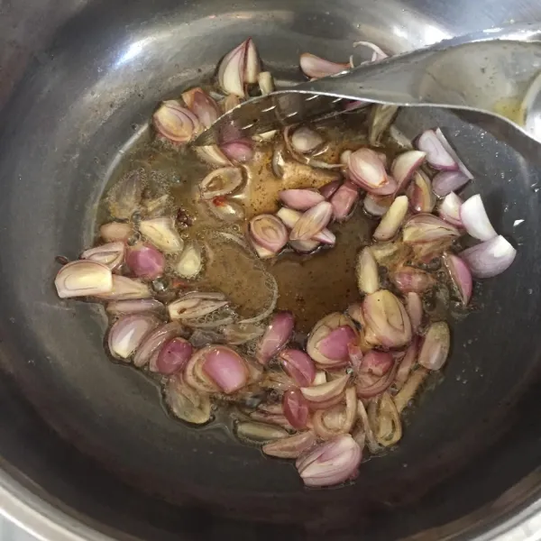 Oseng bawang merah menggunakan minyak sisa menggoreng ikan sampai layu.