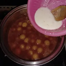 Tunggu hingga bulatan biji salak mengapung kemudian masukkan tepung tapioka yang dicampur dengan sedikit air, aduk-aduk bubur.