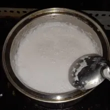 Membuat kuah santan: campur semua bahan kuah, masak diatas api sedang sambil diaduk-aduk agar santan tidak pecah, masak hingga santan mendidih, angkat dan sisihkan terlebih dahulu.