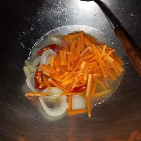Masukkan air dan wortel, masak hingga wortel layu.