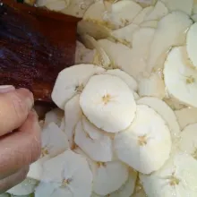 Parut pisang dan taburi beri garam.