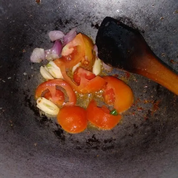 Tumis bawang dan tomat hingga harum.