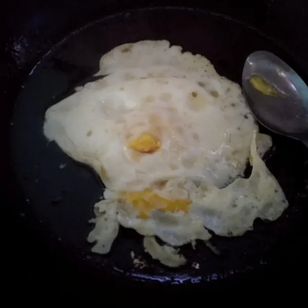 Goreng telur sampai matang atau sesuai selera.