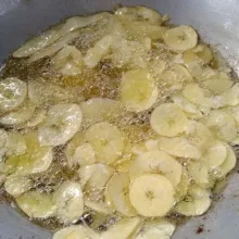 Goreng pisang hingga menjadi keripik sampai matang.