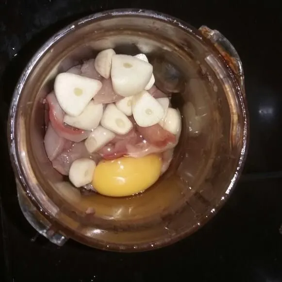 Lalu haluskan daging ikan bersama telur dan bawang putih.