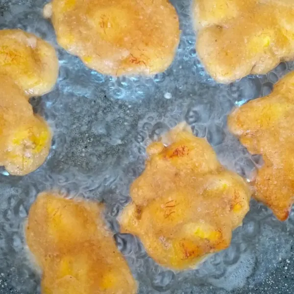 Ambil kurang lebih 1 sdm adonan lalu goreng sampai matang. Sajikan.