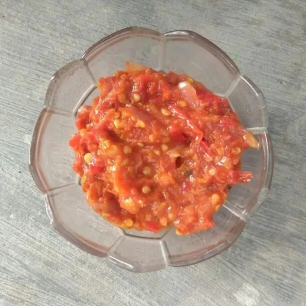 Sambal tomat siap digunakan sebagai pelengkap sayur sop.