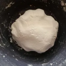 Campur tepung ketan dengan air sedikit demi sedikit sambil diuleni hingga kalis dan adonan bisa dipulung.