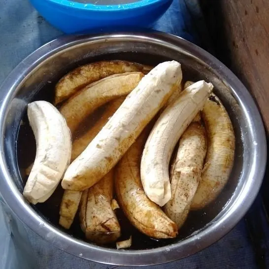 Potong semua kulit pisang, rendam dengan kapur sirih dan hilangkan getah pisang.