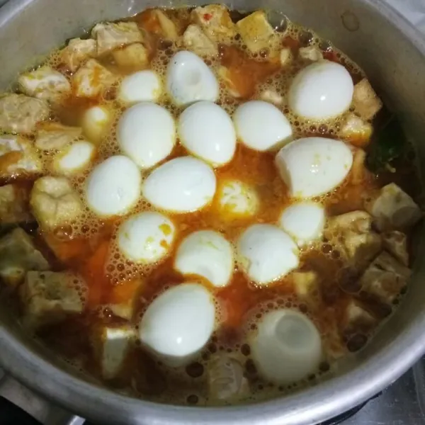 Masukkan tahu, tempe, dan telur puyuh. Tambahkan garam, aduk rata.