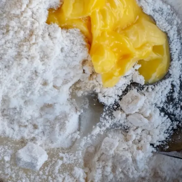 Campur tepung mocaf, tepung beras, margarin, dan gula singkong.