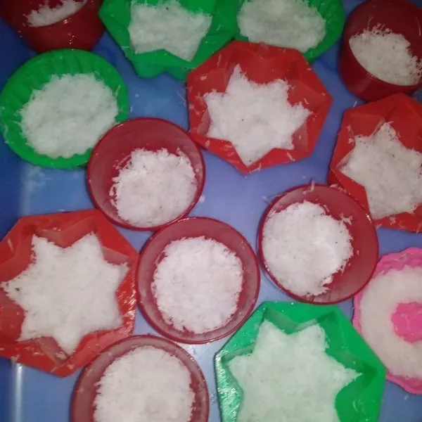 Masukkan kelapa parut sambil di tekan-tekan supaya padat.