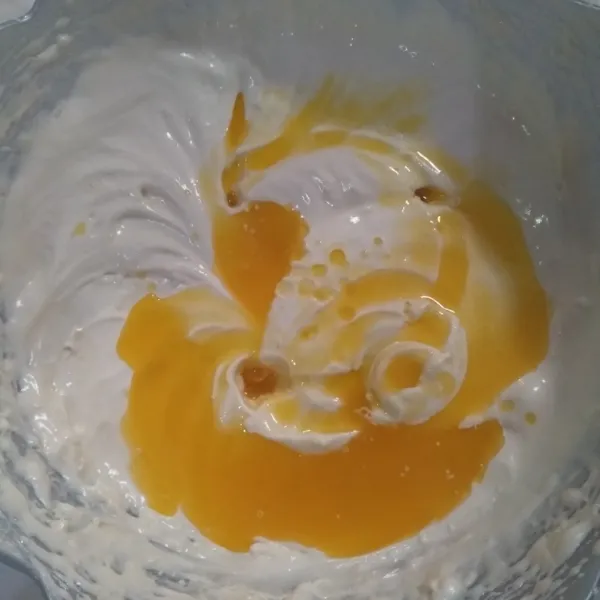 Masukkan bahan C, kemudian aduk dengan spatula.