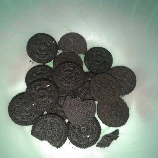 Masukkan 15 buah oreo dalam wadah.