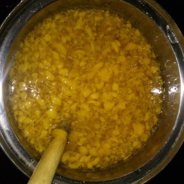 Masukkan mangga yang sudah diblender ke dalam rebusan agar-agar, aduk rata.