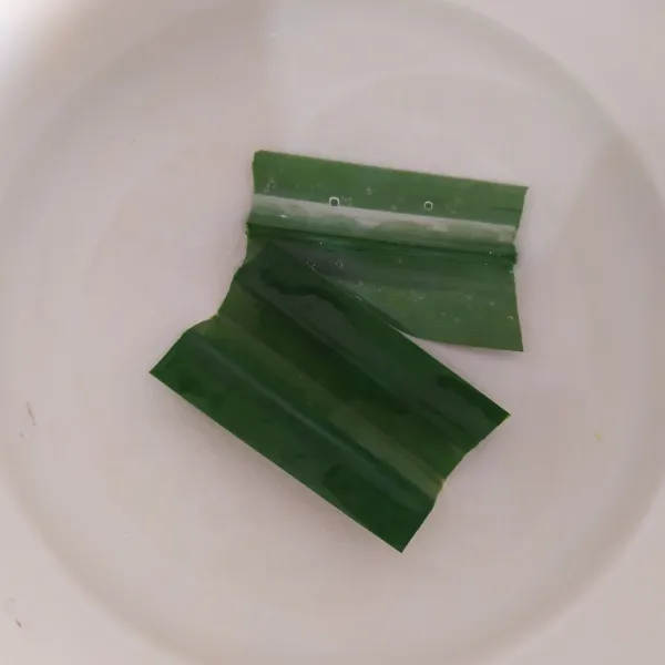 Tuang air ke dalam panci, lalu masukkan gula pasir dan daun pandan. Masak hingga mendidih. Sisihkan.