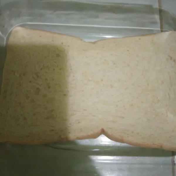 Dalam wadah, bisa pakai toples juga. Tata 1 lembar roti tawar.