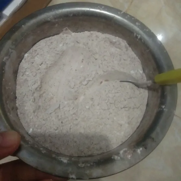 Ayak tepung beras, susu bubuk, coklat bubuk, baking powder, dan nutrijel coklat. Sisihkan.