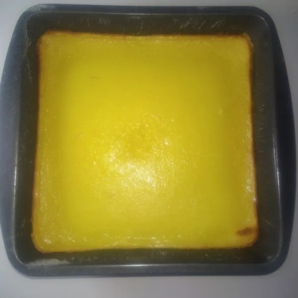 Tuang adonan dalam loyang yang sudah dioles margarin dan sedikit tepung. Panggang selama 25-30 menit suhu 170℃ hingga matang. Setelah matang, keluarkan dari oven, dinginkan sebentar sebelum dituangi custard.