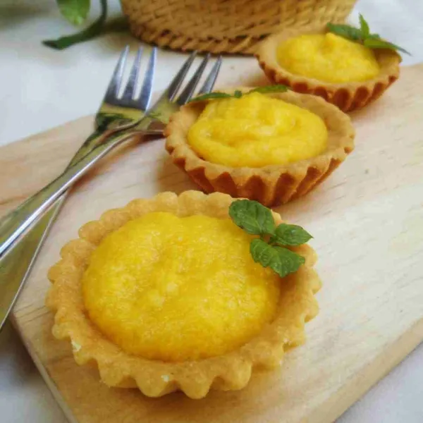 Penyajian: ambil kulit pie, isi dengan vla mangga, oles bagian atas dengan bahan jelly. Pie Mangga siap dinikmati.